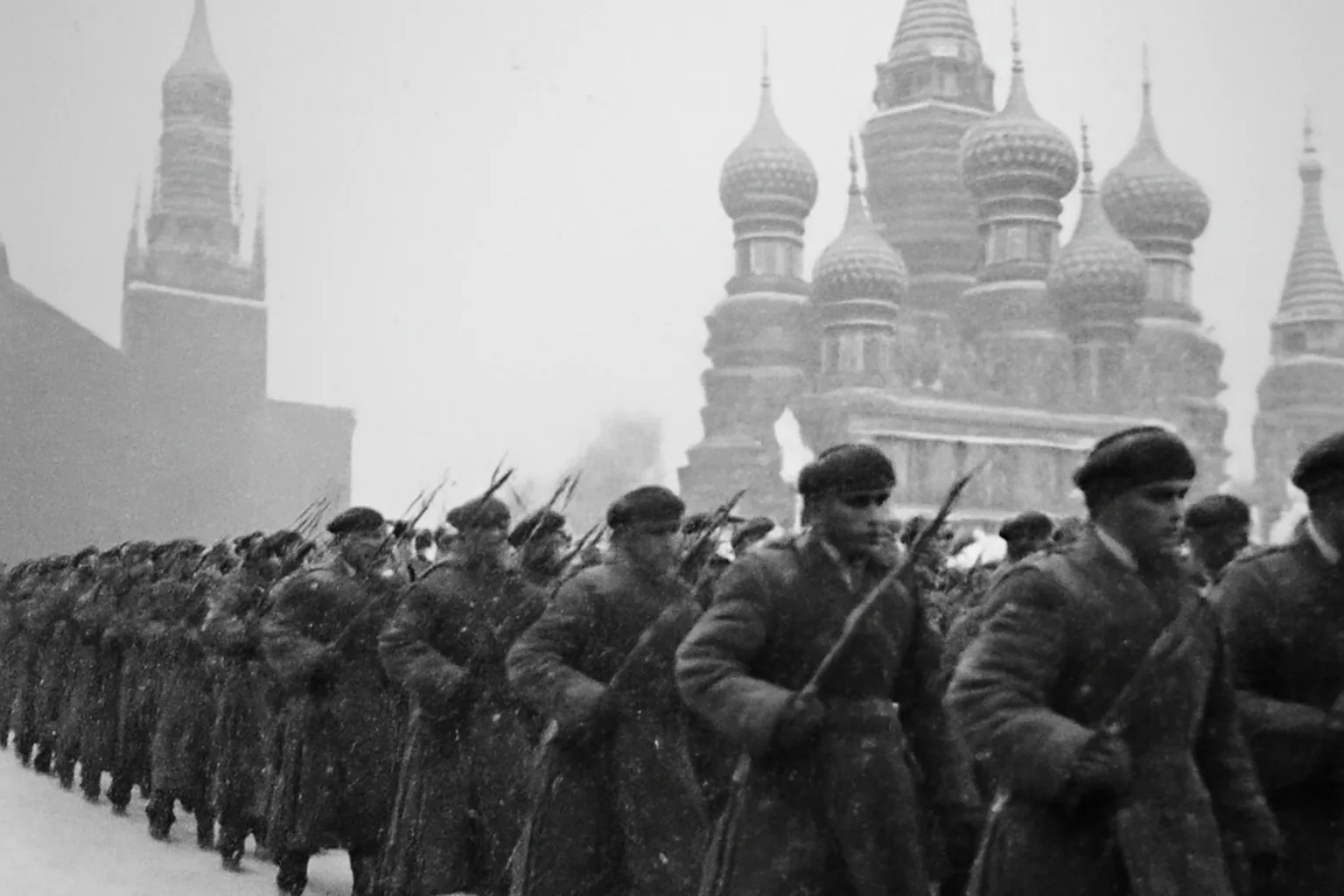 Parade militaire sur la Place Rouge, époque de la Cantate Alexandre Nevski