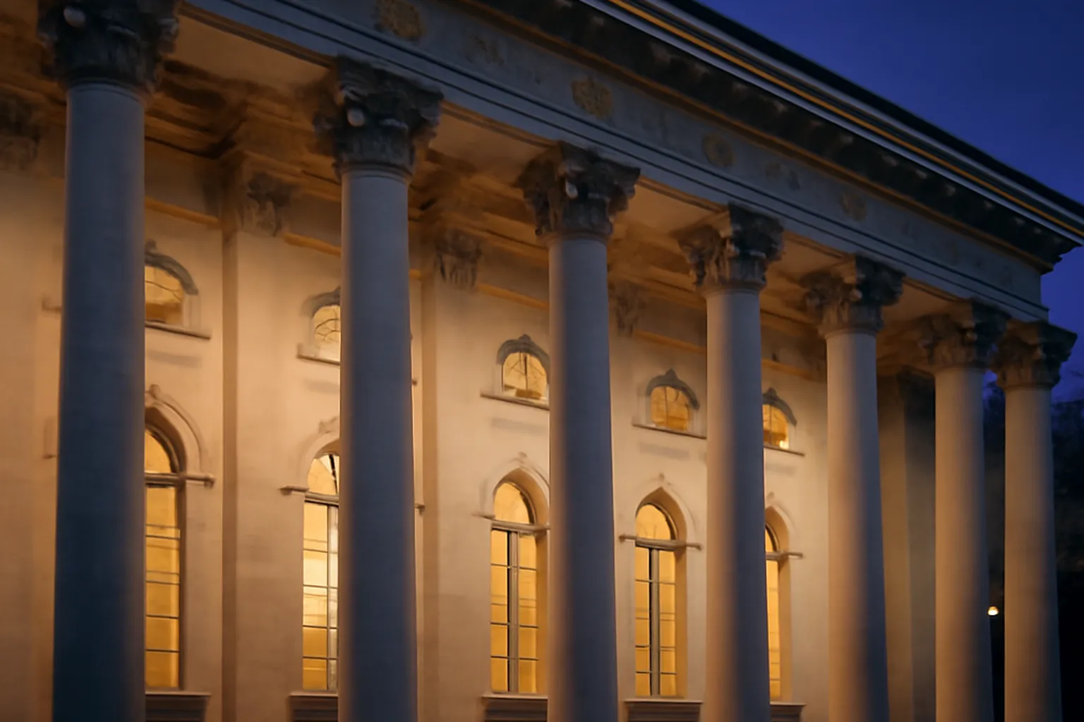 Colonnade de théâtre classique au crépuscule